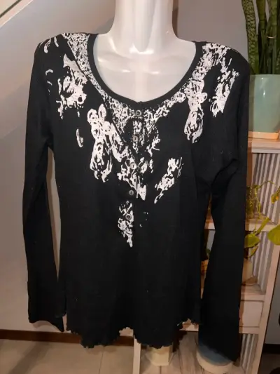 Polera negra con diseño blanco Umbrale - miniatura 1