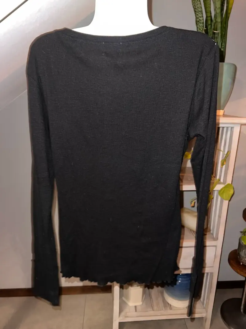 Polera negra con diseño blanco Umbrale - 2