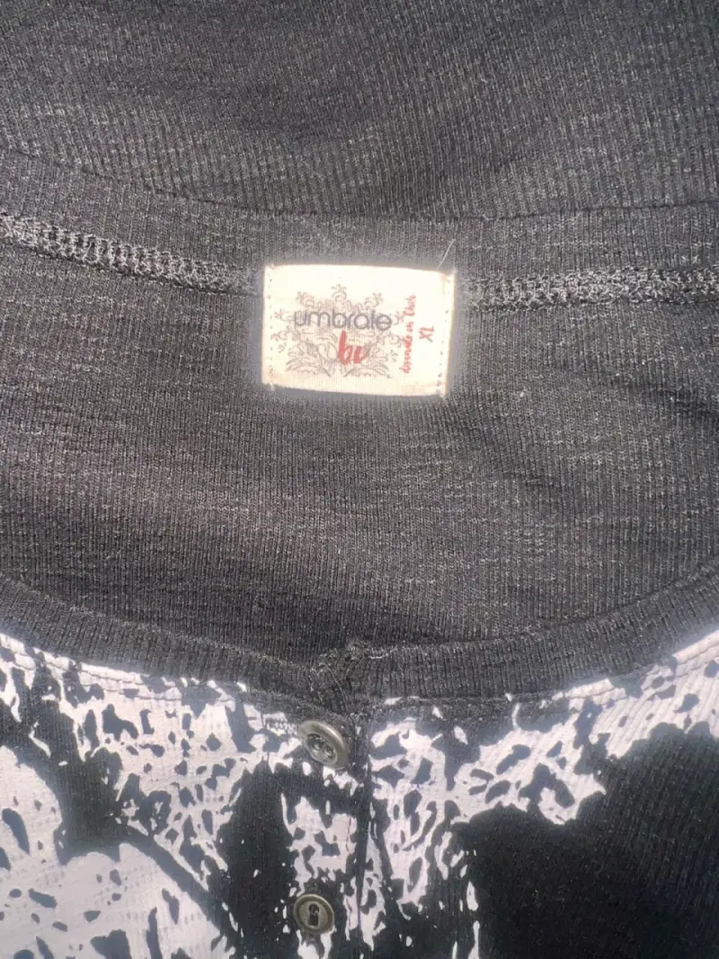 Polera negra con diseño blanco Umbrale - 3