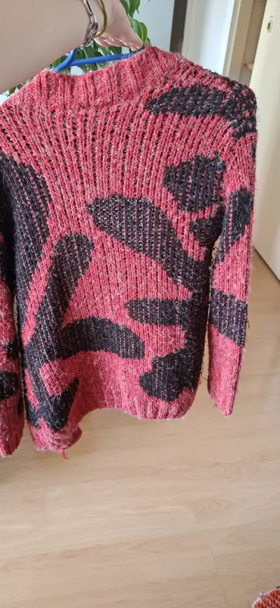 Suéter de punto rojo y negro para mujer - miniatura 1