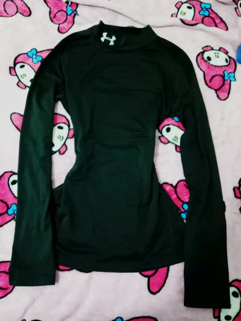 Polera térmica negra Under Armour para mujer