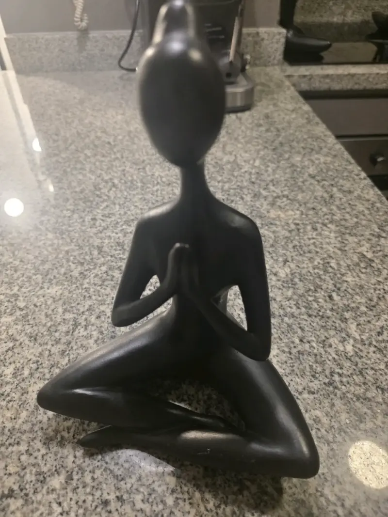 Escultura Decorativa de Meditación en Negro