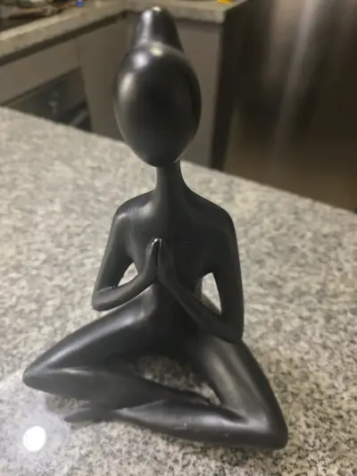 Escultura Decorativa de Meditación en Negro - miniatura 2