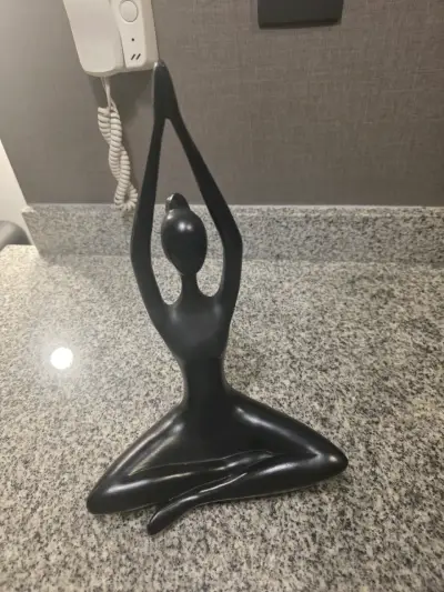Escultura Decorativa de Figura Humana en Yoga - miniatura 1