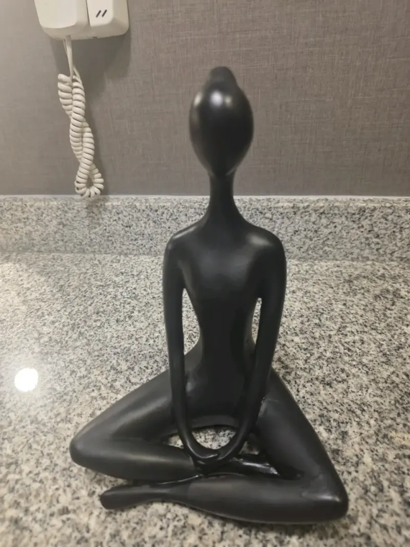 Escultura Decorativa Negra en Posición de Meditación