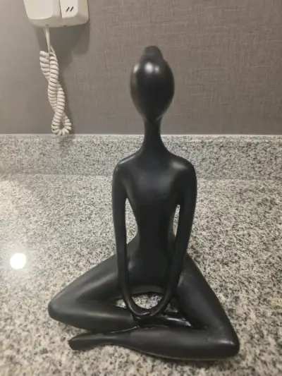 Escultura Decorativa Negra en Posición de Meditación - miniatura 1