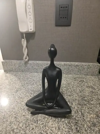 Escultura Decorativa Negra en Posición de Meditación - miniatura 2