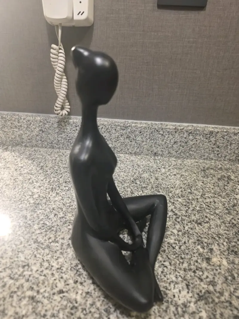 Escultura Decorativa Negra en Posición de Meditación - 3