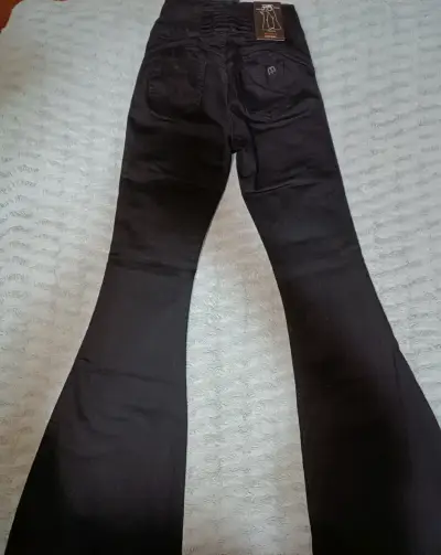 Pantalones acampanados negros de mezclilla para mujer - miniatura 4