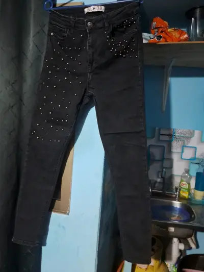 Jeans negros con tachas talla 38 - miniatura 1