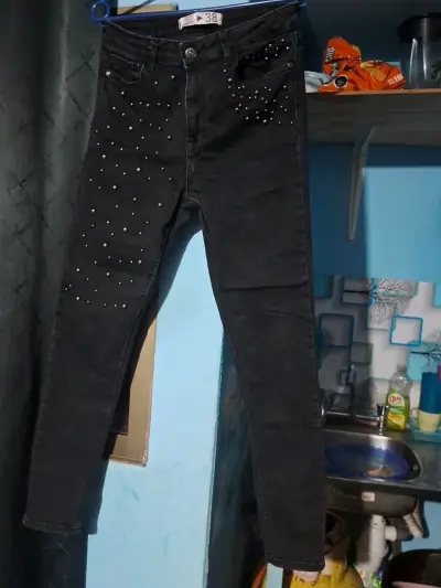 Jeans negros con tachas talla 38 - miniatura 2