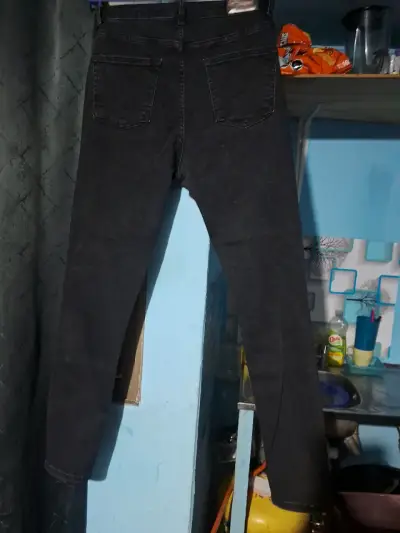 Jeans negros con tachas talla 38 - miniatura 4