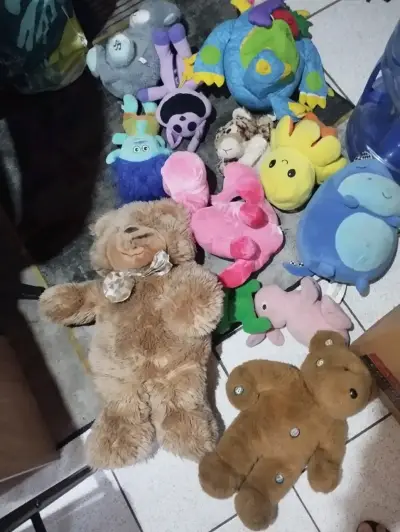 Lote de peluches y juguetes variados - miniatura 1