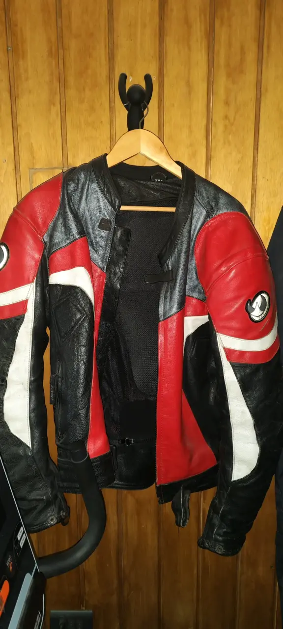 Chaqueta de cuero para motociclista roja y negra