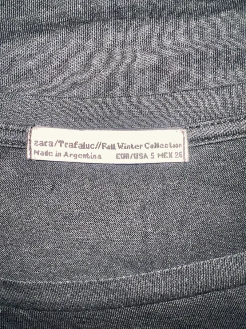Polera negra Zara con diseño 'Avec tout mon coeur' - 3