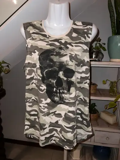 Polera sin mangas Cotton On camuflada con calavera - miniatura 1