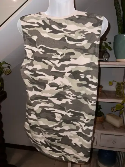 Polera sin mangas Cotton On camuflada con calavera - miniatura 2