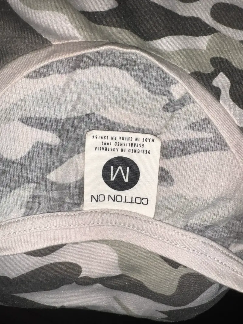 Polera sin mangas Cotton On camuflada con calavera - 3
