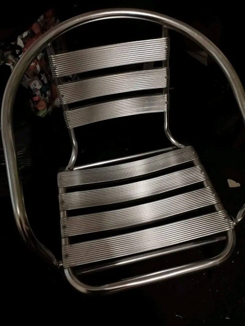 Silla de metal para exterior resistente
