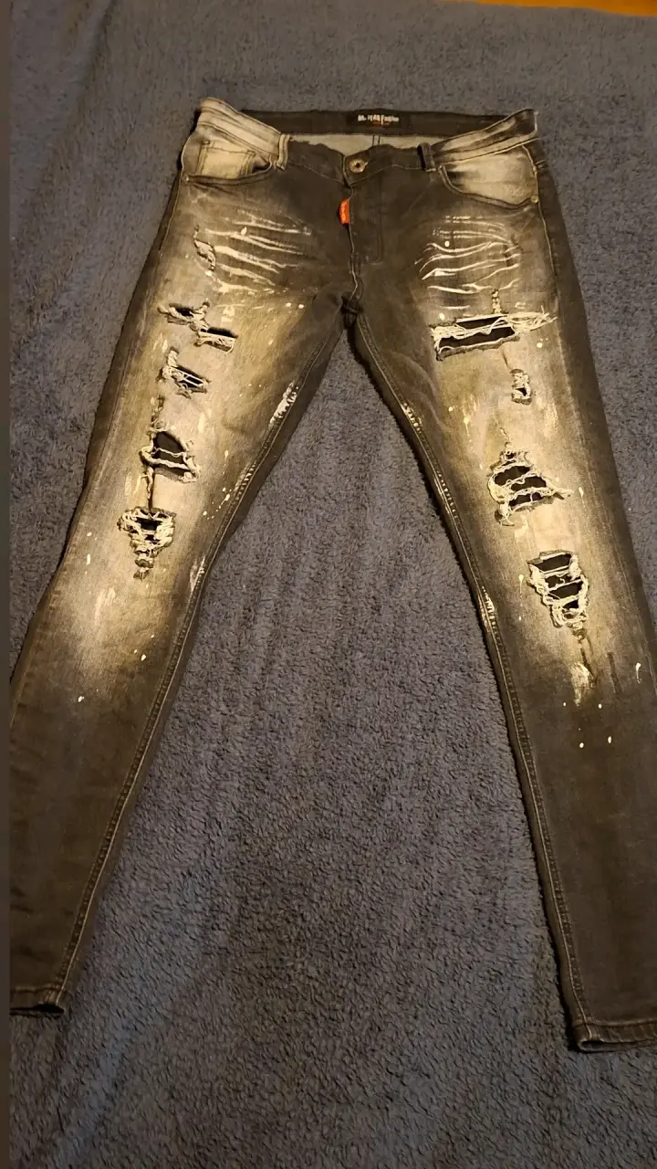 Jeans desgastados de moda para hombre