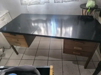 Escritorio de oficina con cubierta negra y cajones - miniatura 1