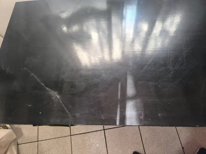 Escritorio de oficina con cubierta negra y cajones - 2