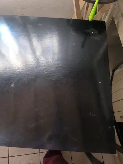 Escritorio de oficina con cubierta negra y cajones - miniatura 3