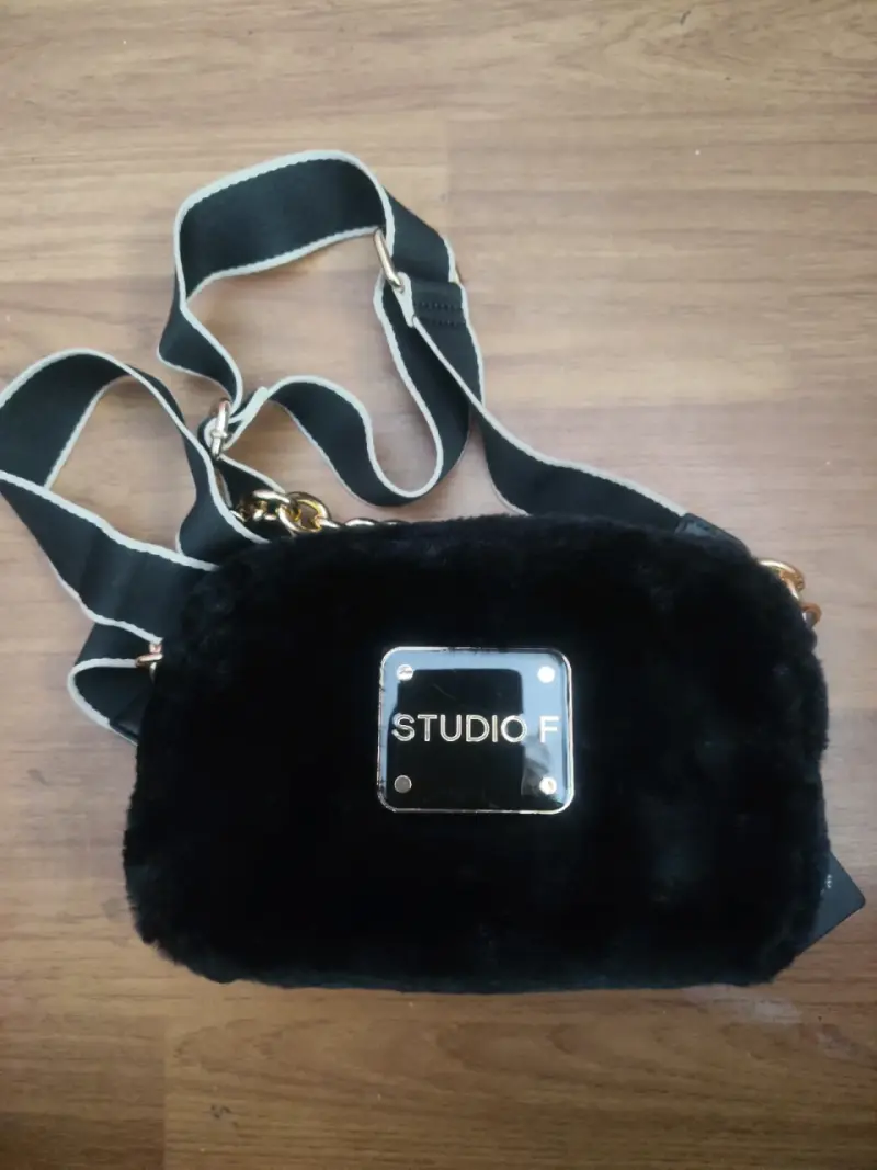 Bolso de hombro negro Studio F con correa ajustable