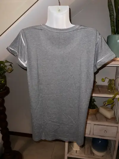 Polera gris con diseño futurista Cotton On - miniatura 2