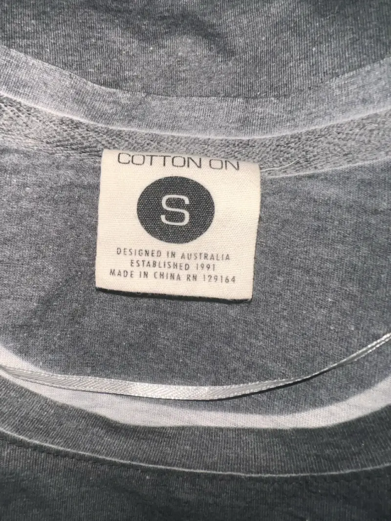 Polera gris con diseño futurista Cotton On - 3