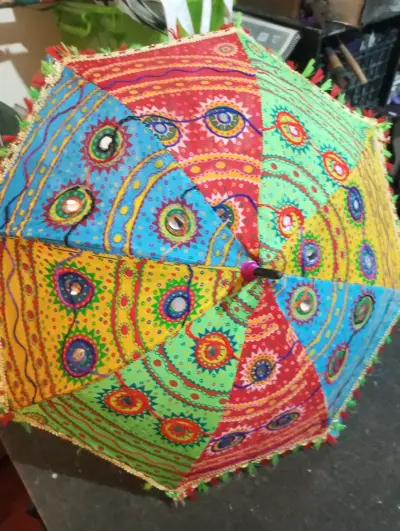 Paraguas artesanal colorido con diseño étnico - miniatura 1