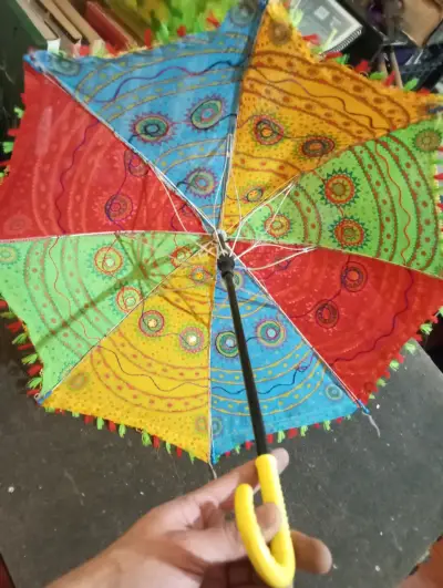 Paraguas artesanal colorido con diseño étnico - miniatura 2