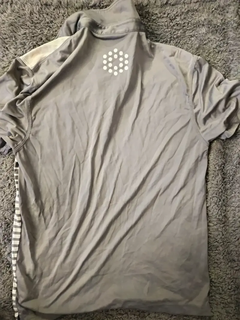 Polera deportiva Puma a rayas gris y naranja - 2