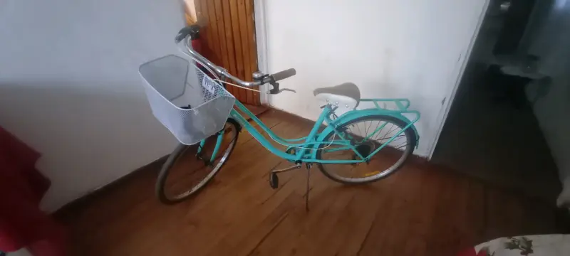 Bicicleta urbana turquesa con canasto - 2