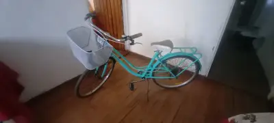 Bicicleta urbana turquesa con canasto - miniatura 2