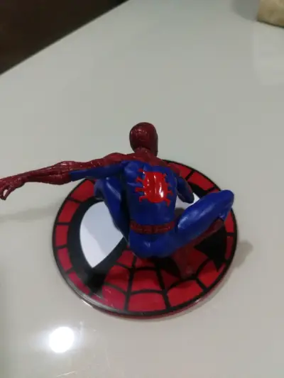 Figura de acción de Spider-Man en pose dinámica - miniatura 3