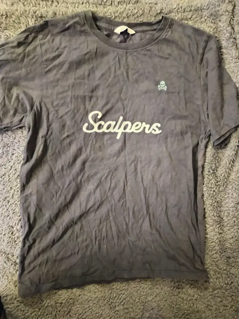 Polera Scalpers gris con diseño de calavera - 1