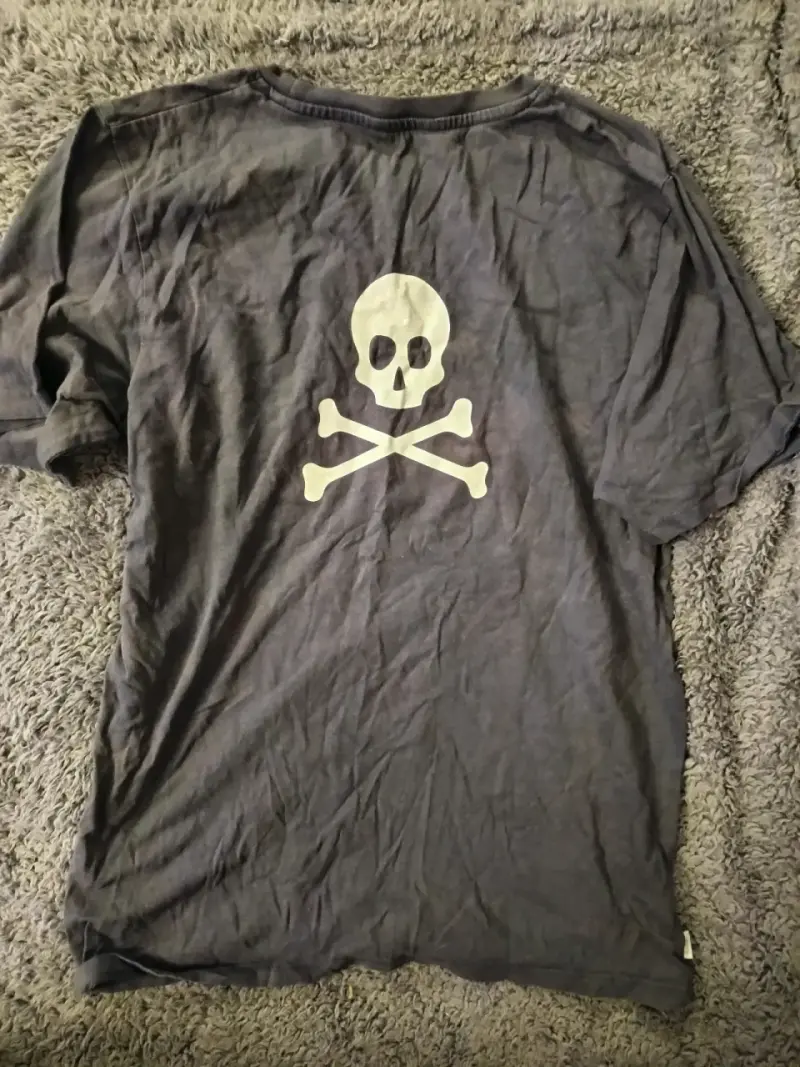 Polera Scalpers gris con diseño de calavera - 2