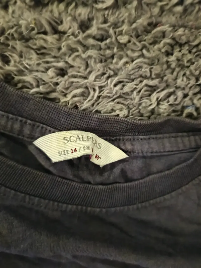 Polera Scalpers gris con diseño de calavera - 3