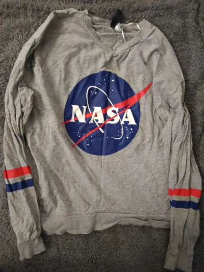Poleron verano manga larga gris con logo NASA - miniatura 1