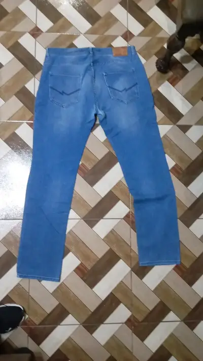 Jeans azul desgastado para hombre - miniatura 2