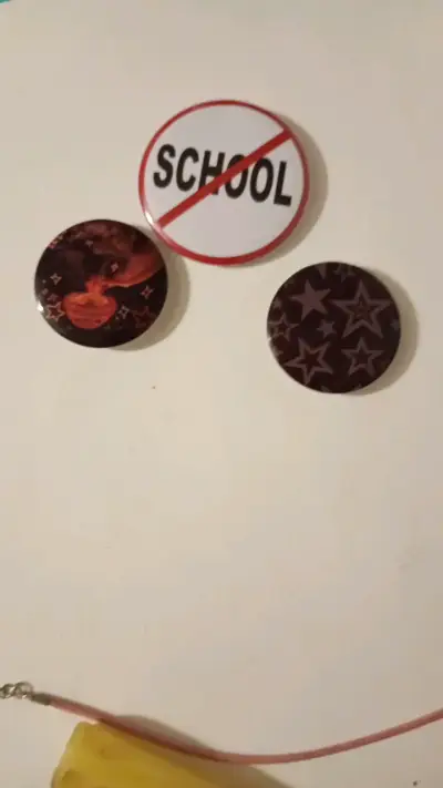 Set de chapitas decorativas con diseño variado - miniatura 1