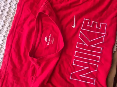 Polera roja Nike Pro para hombre - miniatura 2