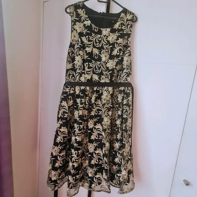 Vestido de fiesta negro con bordado dorado - 1