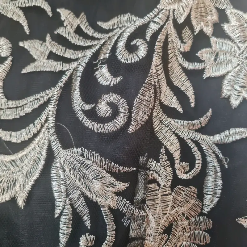 Vestido de fiesta negro con bordado dorado - 3