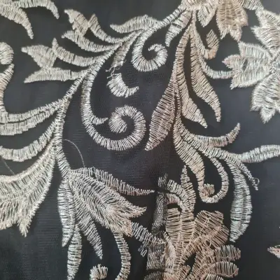 Vestido de fiesta negro con bordado dorado - miniatura 3