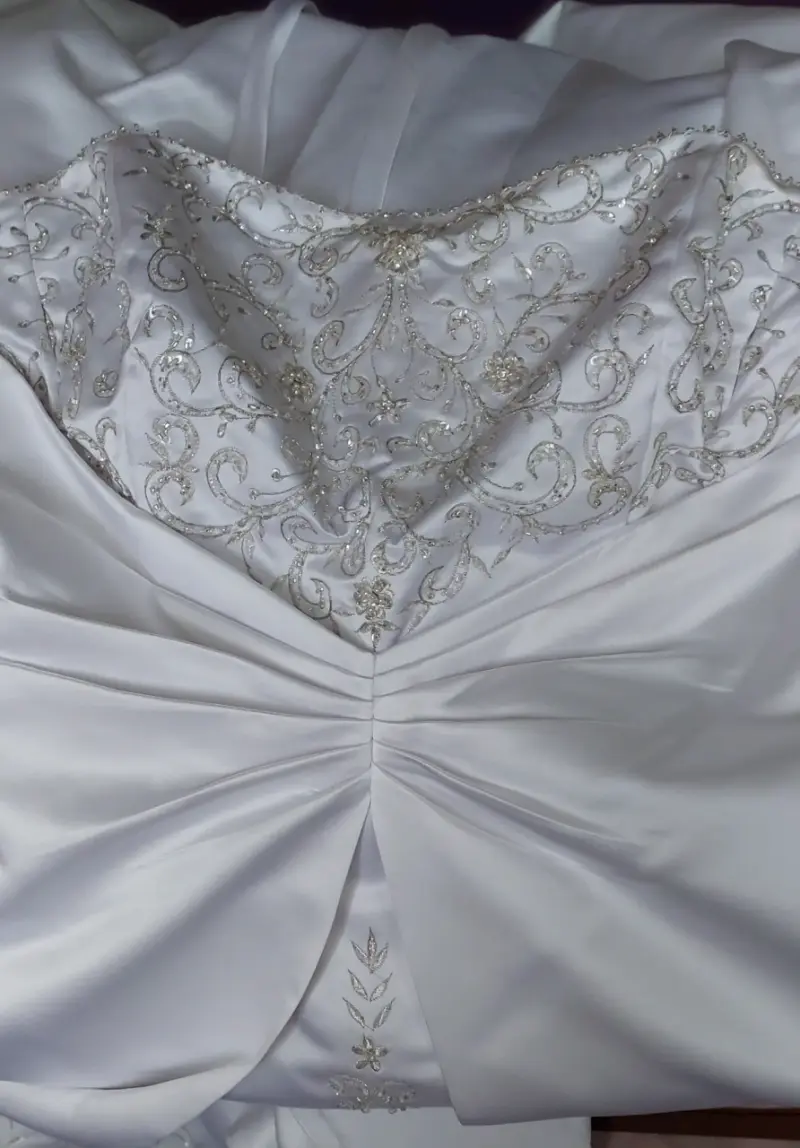 Vestido de novia blanco con bordado elegante - 1