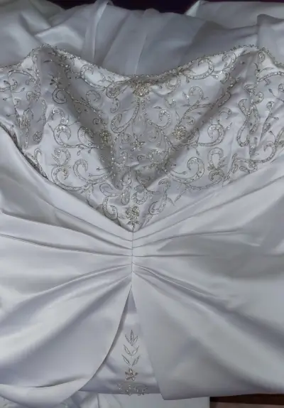 Vestido de novia blanco con bordado elegante - miniatura 1