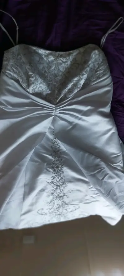 Vestido de novia blanco con bordado elegante - miniatura 2