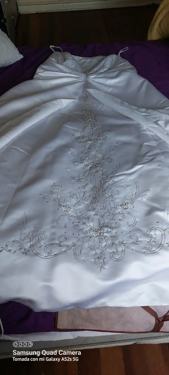 Vestido de novia blanco con bordado elegante - 3